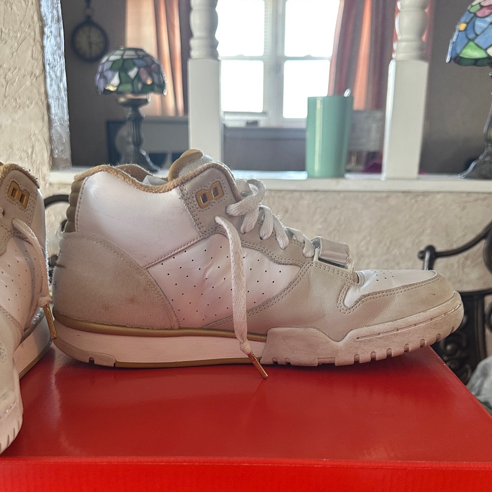 Nike Men’s White and Gold Sneakers - Picture 6 of 15